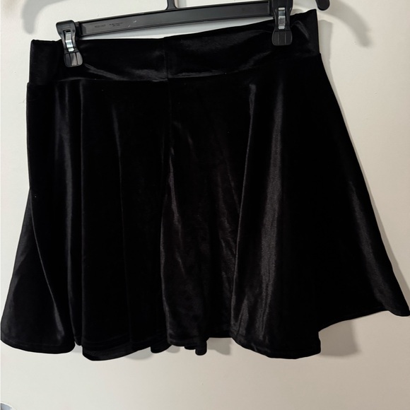 Elegant Black Velvet Skirt - Picture 4 of 5